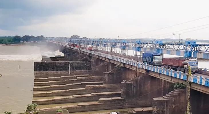 দুর্গাপুর ব্যারেজ সংস্কারের জন্য বন্ধ ভারী যান চলাচল, যানজটে নাকাল রানিগঞ্জের বাসিন্দারা