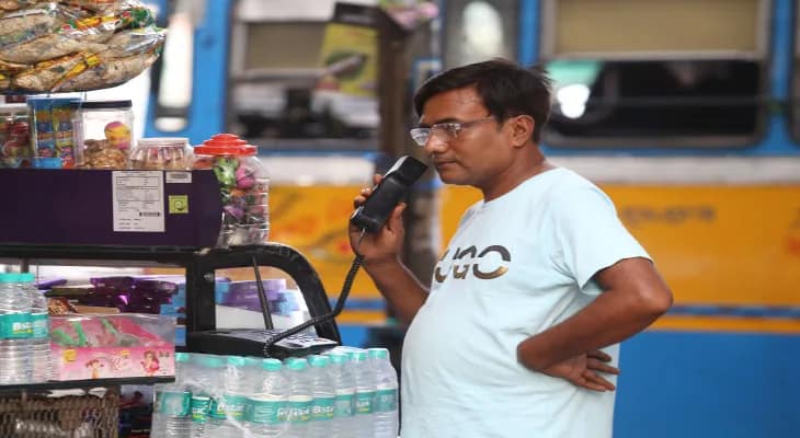ক্রিং ক্রিং, ধর্মতলায় এখনও চলে ‘টেলিফোন বুথ’, রিসিভার হাতে তুললে মিনিটে দু’টাকা