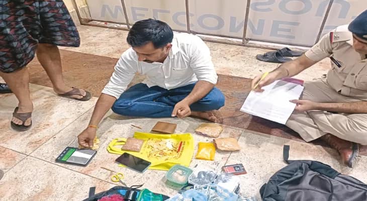 বিহারে পাচারের আগে শতাধিক সোনার চেন, লকেট সহ শালিমার স্টেশনে ধৃত ২