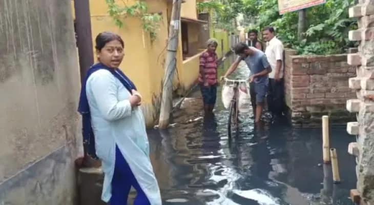 দিন দুয়েকের বৃষ্টিতেই জলমগ্ন  লিলুয়ার বহু এলাকা, অবরোধ