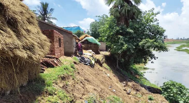 ফের ভাঙছে কুয়ে নদীর পাড় ভিটেহারা হওয়ার আশঙ্কায় ৫০ পরিবার
