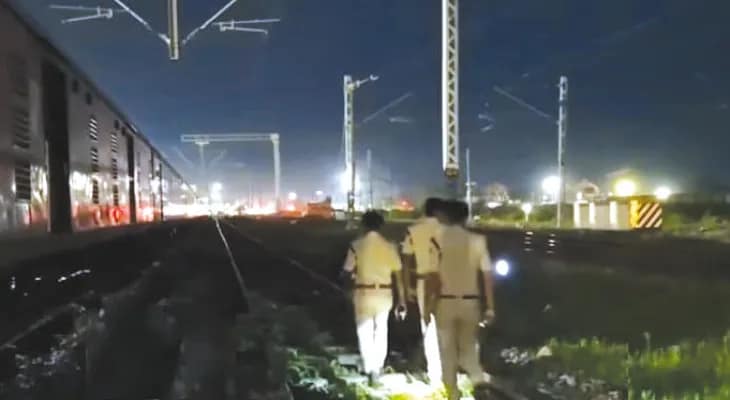 ইয়ার্ডে ফাঁকা ট্রেনে নাবালিকাকে ধর্ষণ, অভিযুক্ত বাবারই বন্ধু!