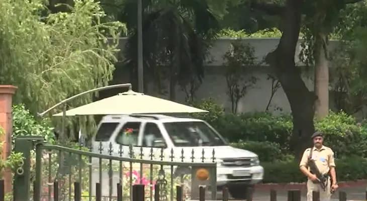 কেন্দ্রীয় মন্ত্রিসভার বৈঠকে যোগ দিতে প্রধানমন্ত্রী নরেন্দ্র মোদির বাসভবনে পৌঁছলেন স্বরাষ্ট্রমন্ত্রী অমিত শাহ