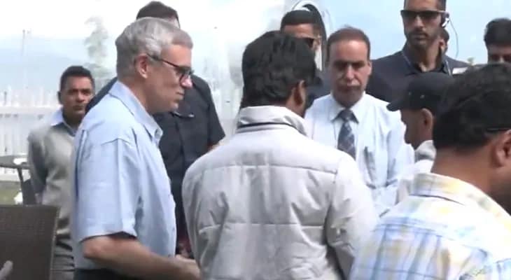 গুলমার্গে ট্যুরিস্টদের সঙ্গে দেখা করলেন জম্মু ও কাশ্মীরের মুখ্যমন্ত্রী ওমর আবদুল্লা