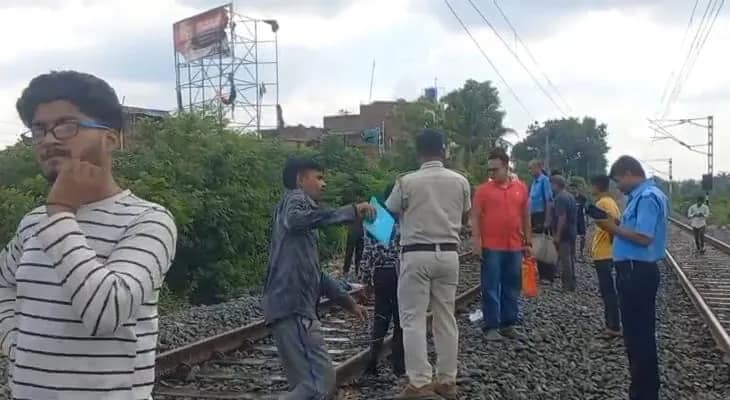 মালদহের ইংলিশবাজারে চলন্ত ট্রেনে কাটা পড়ে মৃত্যু হল এক ব্যক্তির