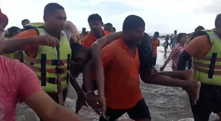 দীঘায় সমুদ্রে স্নান করার সময়ে তলিয়ে যাচ্ছিল এক পর্যটক, উদ্ধার করলেন নুলিয়ারা