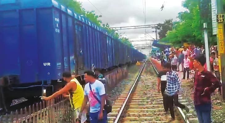 মালগাড়ির কাপলিং খুলে আধঘণ্টা ট্রেন চলাচল ব্যাহত পায়রাডাঙায়