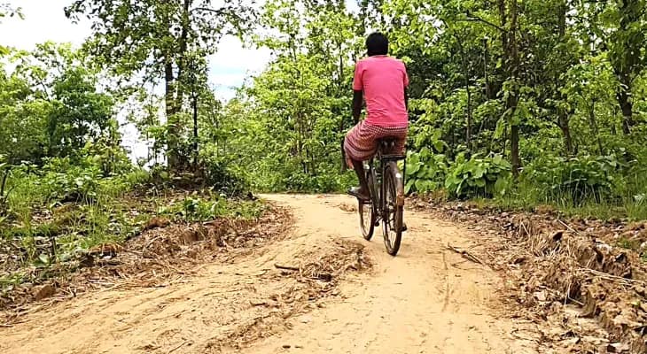 বেলপাহাড়ীর খাঁদারানি হ্রদের রাস্তা বেহাল, ভোগান্তির শিকার পর্যটক থেকে বাসিন্দারা