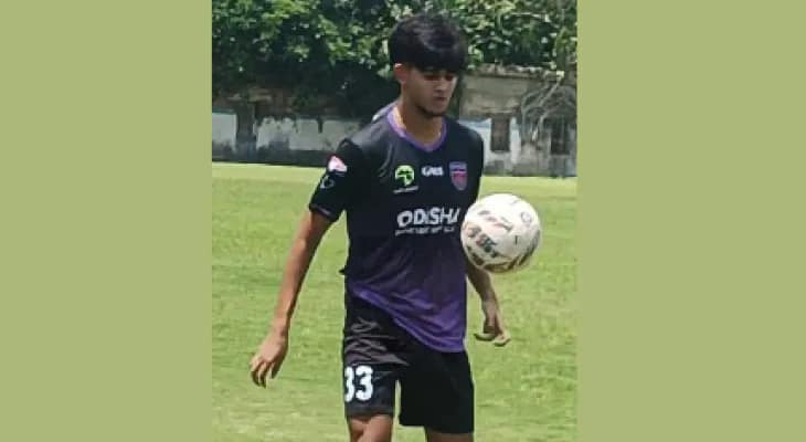 অনূর্ধ্ব ২৩ ভারতীয় দলের জার্সি পেয়ে বাবার স্বপ্নপূরণ করলেন রিষড়ার শুভম
