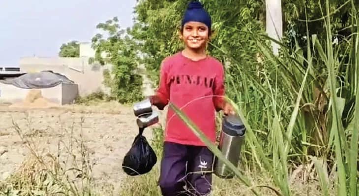 ঝুঁকি নিয়ে ক্যাম্পে পৌঁছে দিত দুধ-লস্যি, খুদেকে সংবর্ধনা সেনার