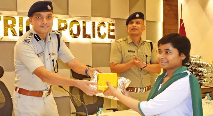 মাধ্যমিক ও উচ্চমাধ্যমিকের কৃতীদের সংবর্ধনা পুলিসের