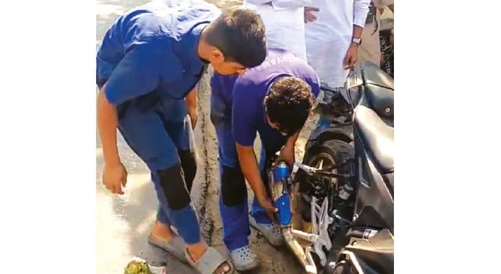 বাইক থেকে মডিফায়েড সাইলেন্সার খুলে ‘শাস্তি’