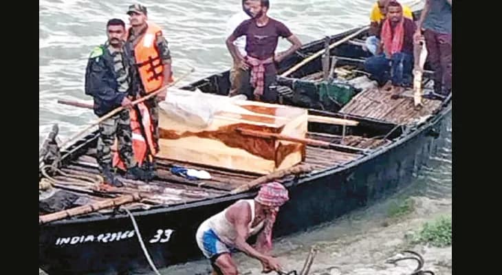বাংলাদেশে পদ্মায় ভেসে ওঠা ছাত্রের দেহ ফেরাল বিজিবি