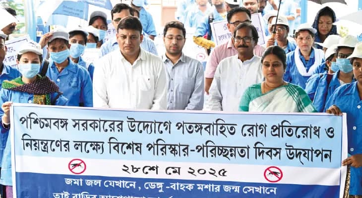 পাঁচ মাসে ডেঙ্গু আক্রান্ত ২২, বর্ষার আগে সচেতনতায় জোর, ‘বিশেষ পরিছন্নতা দিবস’-এ হাঁটলেন ডিএম, সভাধিপতি