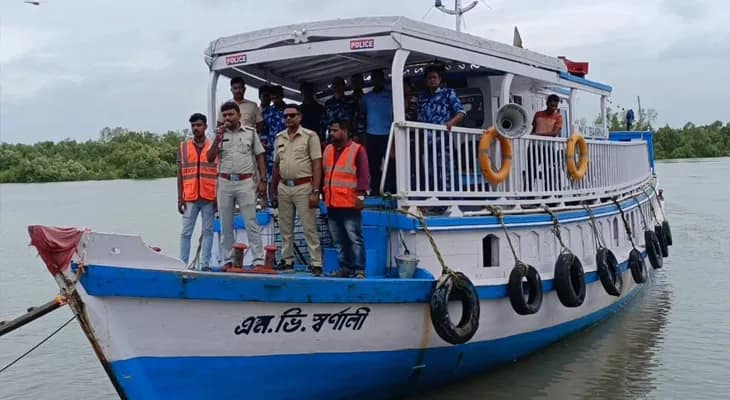 কুলতলিতে নদী পথে পুলিসের মাইকিং নজরদারি