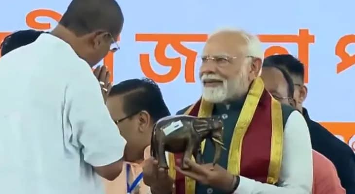 সরকারি অনুষ্ঠানের পর আলিপুরদুয়ারে জনসভার মঞ্চে হাজির হলেন প্রধানমন্ত্রী নরেন্দ্র মোদি