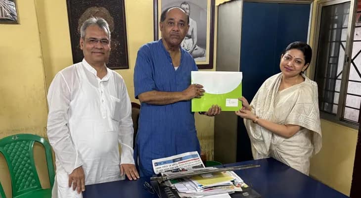 ভবানীপুরে তৃণমূল রাজ্য সভাপতি সুব্রত বক্সির কার্যালয়ে এসে প্রতীক ও অন্য নথি নিয়ে গেলেন কালীগঞ্জ বিধানসভা আসনের তৃণমূল প্রার্থী আলিফা আহমেদ