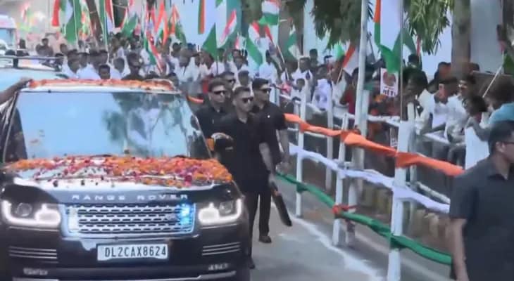 বিহারের পাটনায় রোড শো করছেন প্রধানমন্ত্রী নরেন্দ্র মোদি