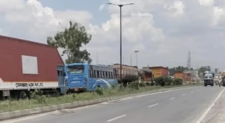 রাস্তায় ভুট্টাবোঝাই গাড়ির লাইন, যানজটে নাকাল ডালখোলাবাসী