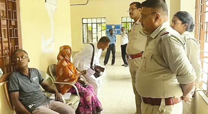 মুর্শিদাবাদ মেডিক্যালের সুপারকে নালিশ, আউটডোরে ডাক্তার না পেয়ে ক্ষোভ রোগীদের