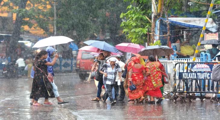 দিনভর বৃষ্টিতেও ঠান্ডা হচ্ছে কই? ভ্যাপসা গরমে ঘাম মুছতে মুছতে প্রশ্ন শহরবাসীর