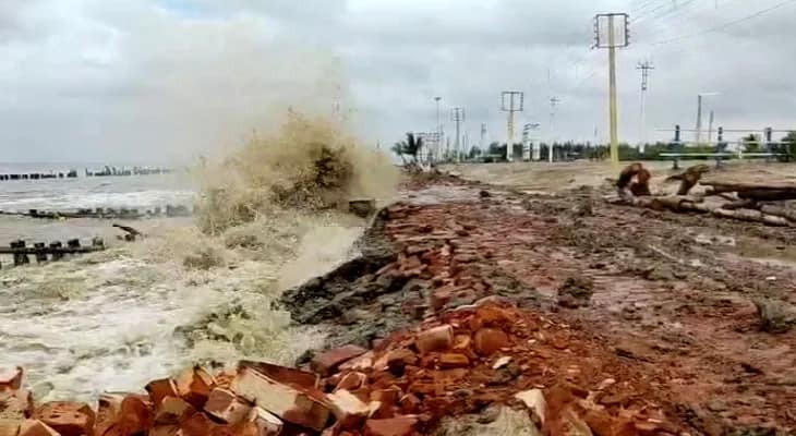 নিম্নচাপ আর কোটালের জোড়া বিপর্যয়ে পাথরপ্রতিমায় ভাঙল বাঁধ, বিক্ষিপ্ত বৃষ্টি