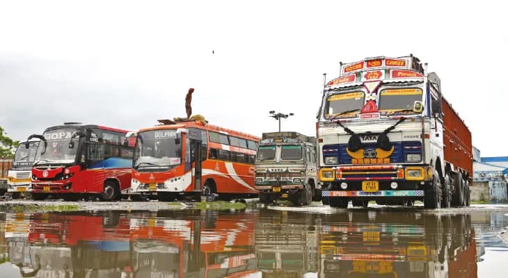 পুরসভার ট্রাক টার্মিনাসে জল, বাড়ছে চুরি, ক্ষুব্ধ গাড়িচালক ও মালিকরা