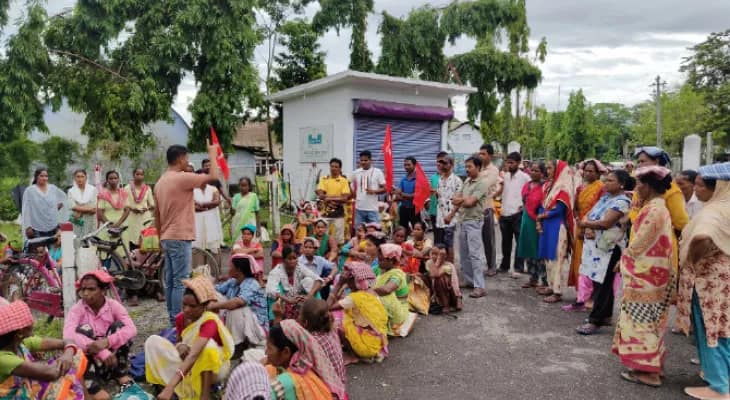 কেন্দ্রের নিয়ন্ত্রণাধীন বানারহাট বাগানে গেট মিটিং প্রধানমন্ত্রীর সফরের দিনই
