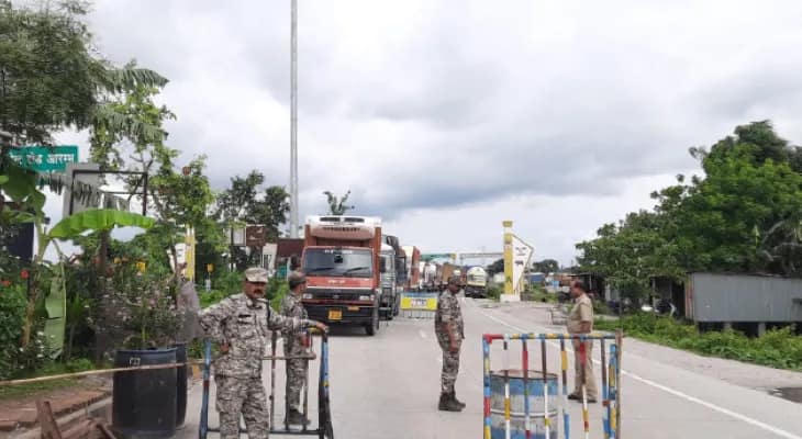 পাকড়িগুড়িতে আটকানো হল পণ্যবাহী গাড়ি, যানজট