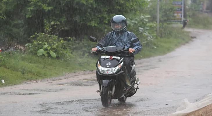নিম্নচাপের প্রভাবে দুর্যোগ দফায় দফায় বৃষ্টি