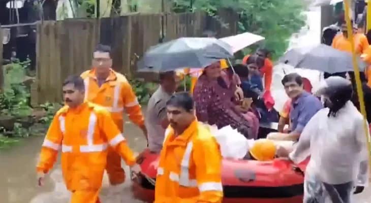 ব্যাপক বৃষ্টিতে জলমগ্ন কেরলের কুন্নুর, স্থানীয়দের নিরাপদ স্থানে নিয়ে গেলেন উদ্ধারকারী দলের কর্মীরা