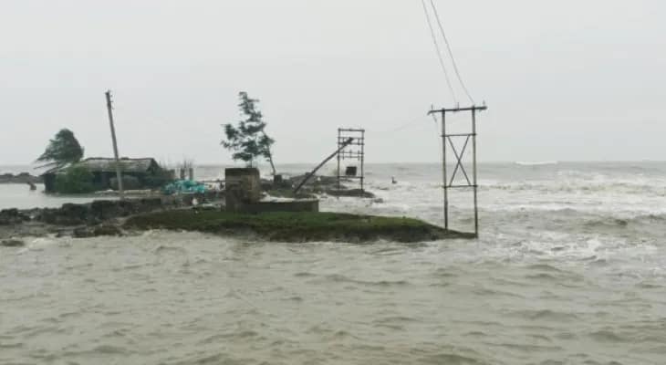 রিং বাঁধ তৈরিই হয়নি, পাথরপ্রতিমায় জলমগ্ন বাড়ি ছেড়ে উঁচু রাস্তায় আশ্রয়