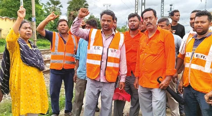 রেলকর্মীকে থানায় নিয়ে হেনস্তা ও মারধর, রেলগেট বন্ধ করে বিক্ষোভ