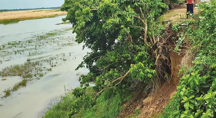 বিনপুরে কংসাবতীর ভাঙনের কবলে গ্রাম