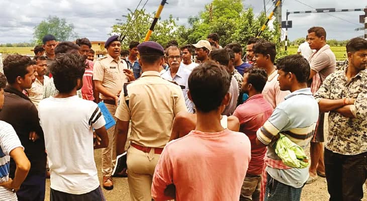 কুসুম্বায় রেলের আন্ডারপাস তৈরির কাজে বাধা, বিক্ষোভ