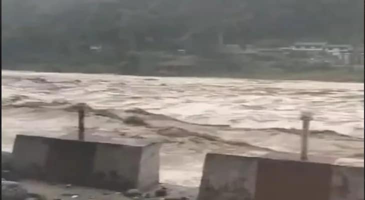 তিস্তায় হাই অ্যালার্ট! বিরাট ধসে বন্ধ একাধিক রাস্তা