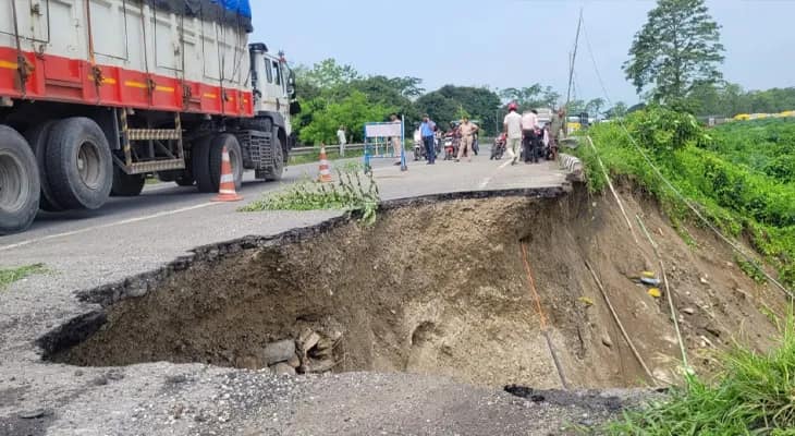 মাদারিহাটে অ্যাপ্রোচ রোডে ধস, টোটোপাড়া রাজ্য সড়ক বন্ধ