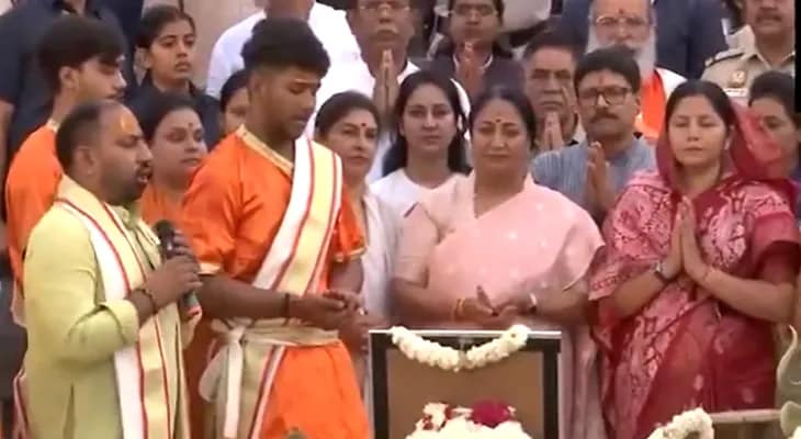 বাসুদেব ঘাটে যমুনা নদীর ধারে আরতি করলেন দিল্লির মুখ্যমন্ত্রী রেখা গুপ্তা