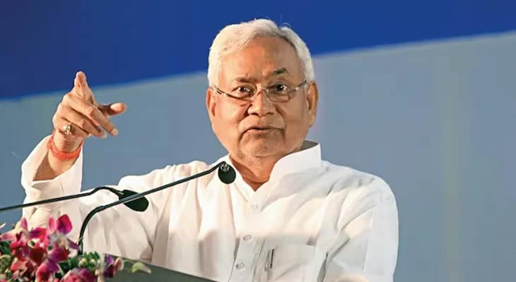 নরেন্দ্র মোদিকে ‘বাজপেয়ি’ বলে বিতর্কে নীতীশ