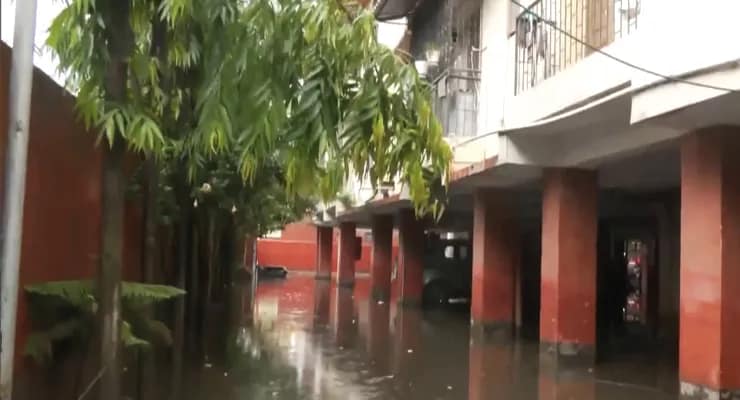 অসমের গুয়াহাটিতে ভারী বৃষ্টির জেরে জলমগ্ন একাধিক এলাকা