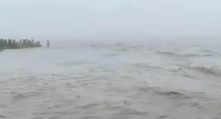 ভারী বৃষ্টির জেরে অসমের ডিব্রুগড়ে ব্রক্ষ্মপুত্র নদীর জল বাড়ছে
