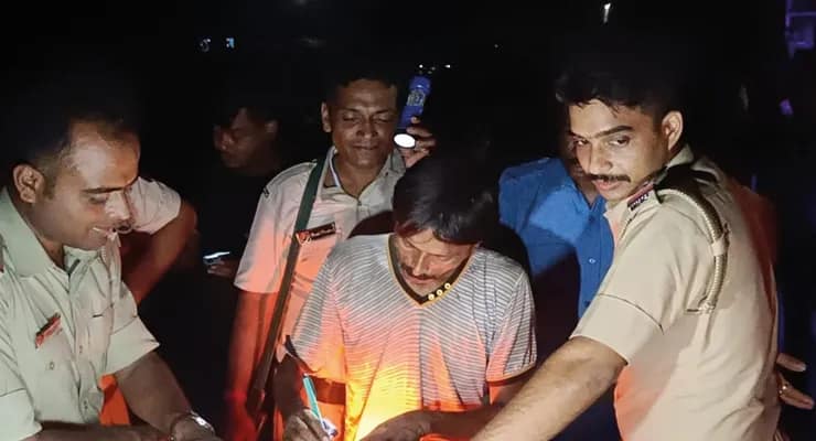 মুর্শিদাবাদের ফরাক্কা- হলদিয়া বাদশাহি সড়কের খড়গ্রাম থানার শেরপুর গ্রামের কাছে উদ্ধার হল প্রায় ৬৫ কেজি গাঁজা, গ্রেপ্তার ১