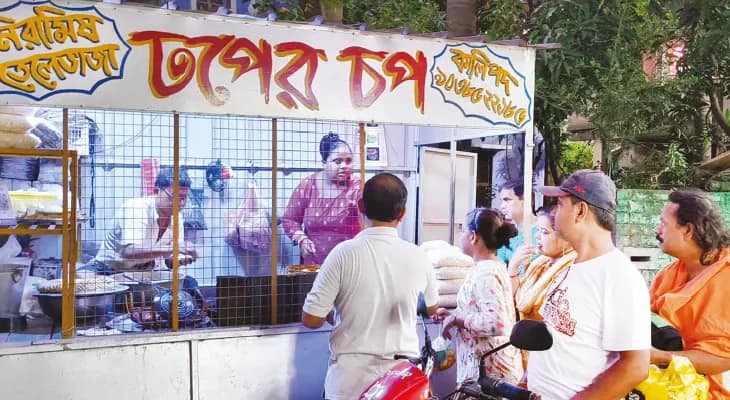 নামেই হিট ‘বাতেলা ফুলুরি’, ‘ঝুলন্ত বেগুনি’, রিষড়ার কালীপদর জীবন বদলে দিয়েছে ঢপের চপ