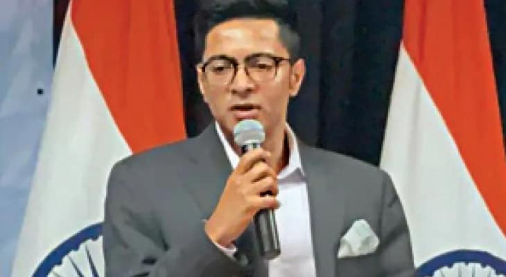 বিদেশ সফর সেরে শহরে অভিষেক
