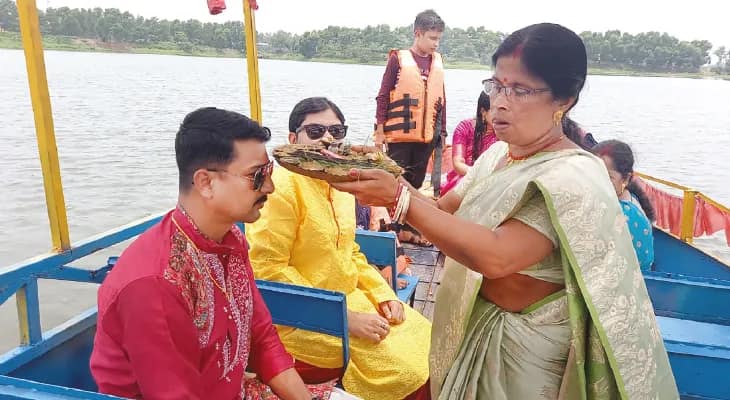 নৌকাবিহারের মধ্য দিয়ে জয়পুরে পালিত হল অভিনব জামাইষষ্ঠী