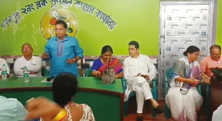 ঘাটাল সাংগঠনিক জেলা তৃণমূলের সভাপতিকে বিশেষ সংবর্ধনা