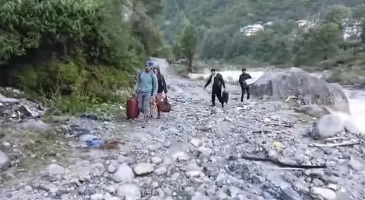 লাচুংয়ে আটকে পড়া পর্যটকদের উদ্ধার কাজ শুরু