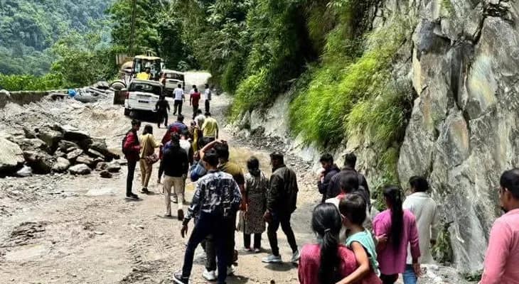 লাচুং থেকে পর্যটকদের নিয়ে ১৮টি গাড়ি এসে পৌঁছল ফিদাং, স্বাগত জানালেন সিকিম পুলিসের ডিজি অক্ষয় সচদেব