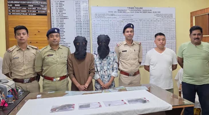 জলপাইগুড়ি জেলার মালবাজারে বাড়িতে বেআইনি আগ্নেয়াস্ত্র রাখার ঘটনায় গ্রেপ্তার ২