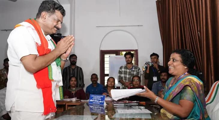 মনোনয়নপত্র দাখিল করলেন কেরলের নীলাম্বুর কেন্দ্রের তৃণমূল প্রার্থী পি ভি আনভার